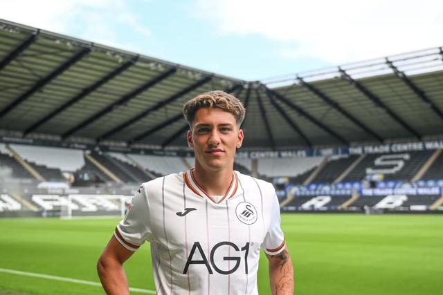 Tiago Parente apresentado no Swansea