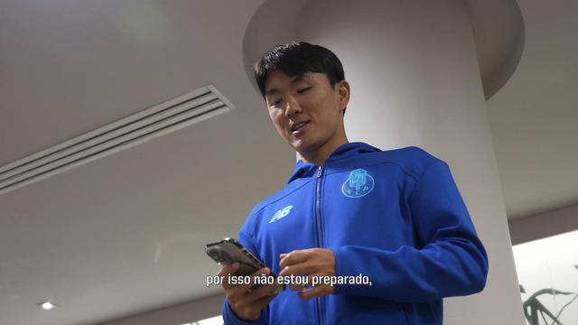 Inbeom Hwang puxou pelo grupo ao som de um clássico coreano