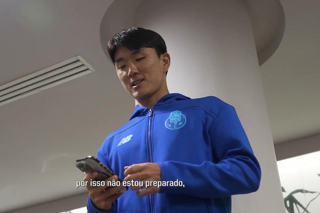Inbeom Hwang puxou pelo grupo ao som de um clássico coreano