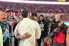 Tanto Benfica neste abraço entre históricos na Argentina!