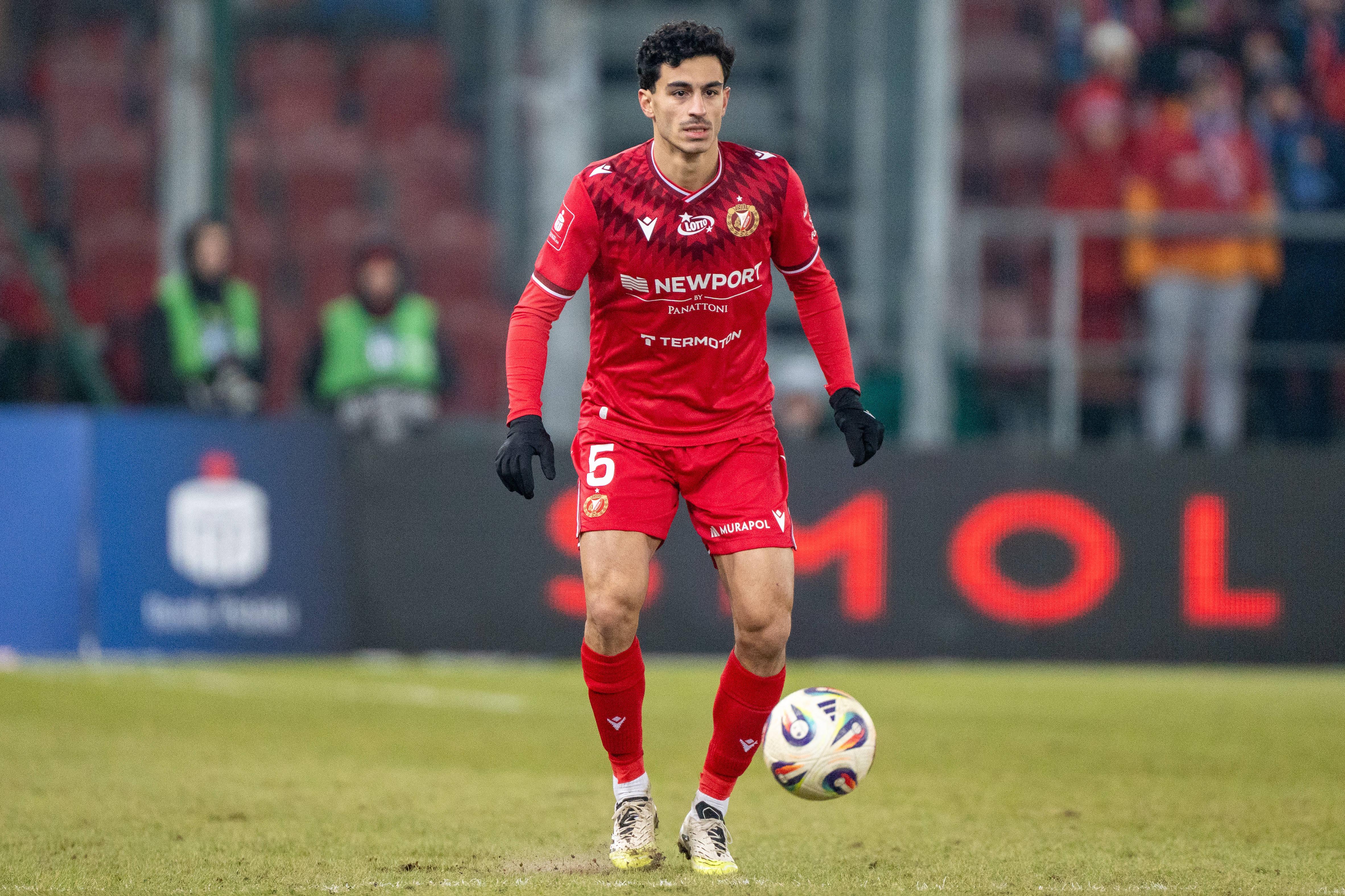 Stelios Andreou, defesa-central cipriota, de 24 anos, ruma ao Estoril por empréstimo dos polacos do Widzew Lodz