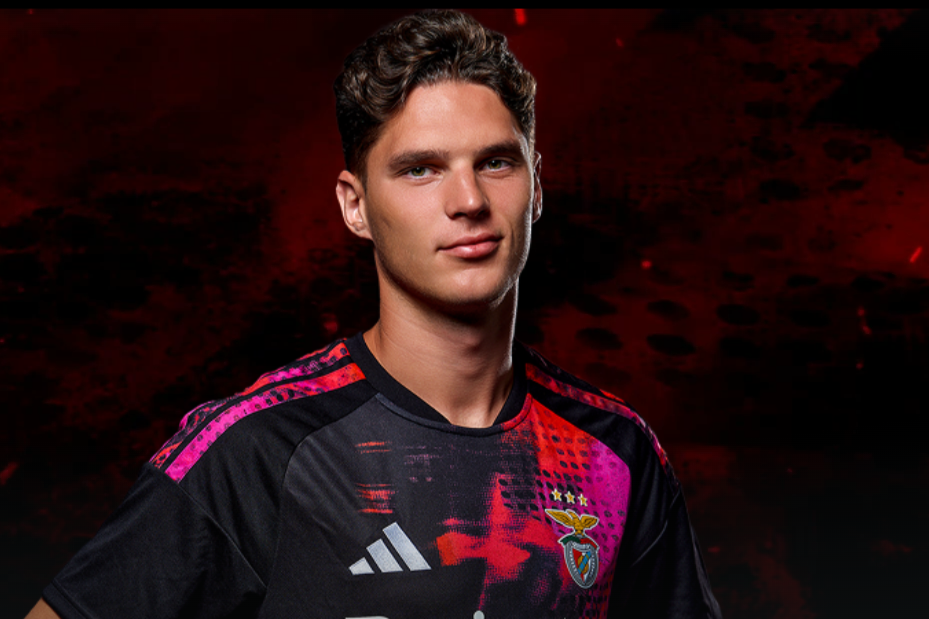 Sudakov com a terceira camisola do Benfica - Foto: Benfica