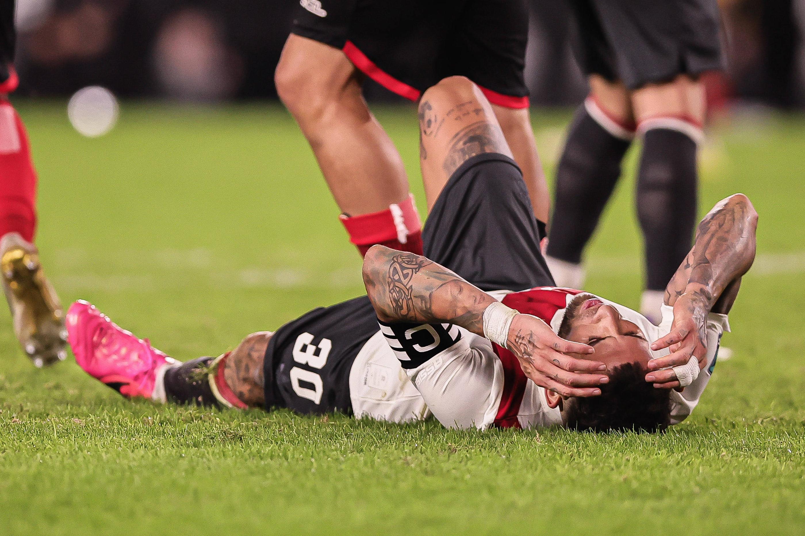 Otamendi com as mãos na cabeça