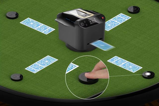 Máquina automática de baralhar e distribuir cartas em cima de uma mesa