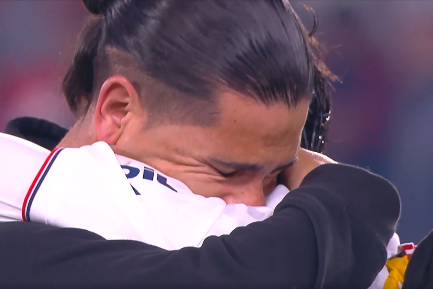 Abraço emotivo entre Jonathan Dos Santos e o filho