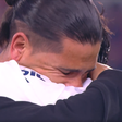 Abraço emotivo entre Jonathan Dos Santos e o filho