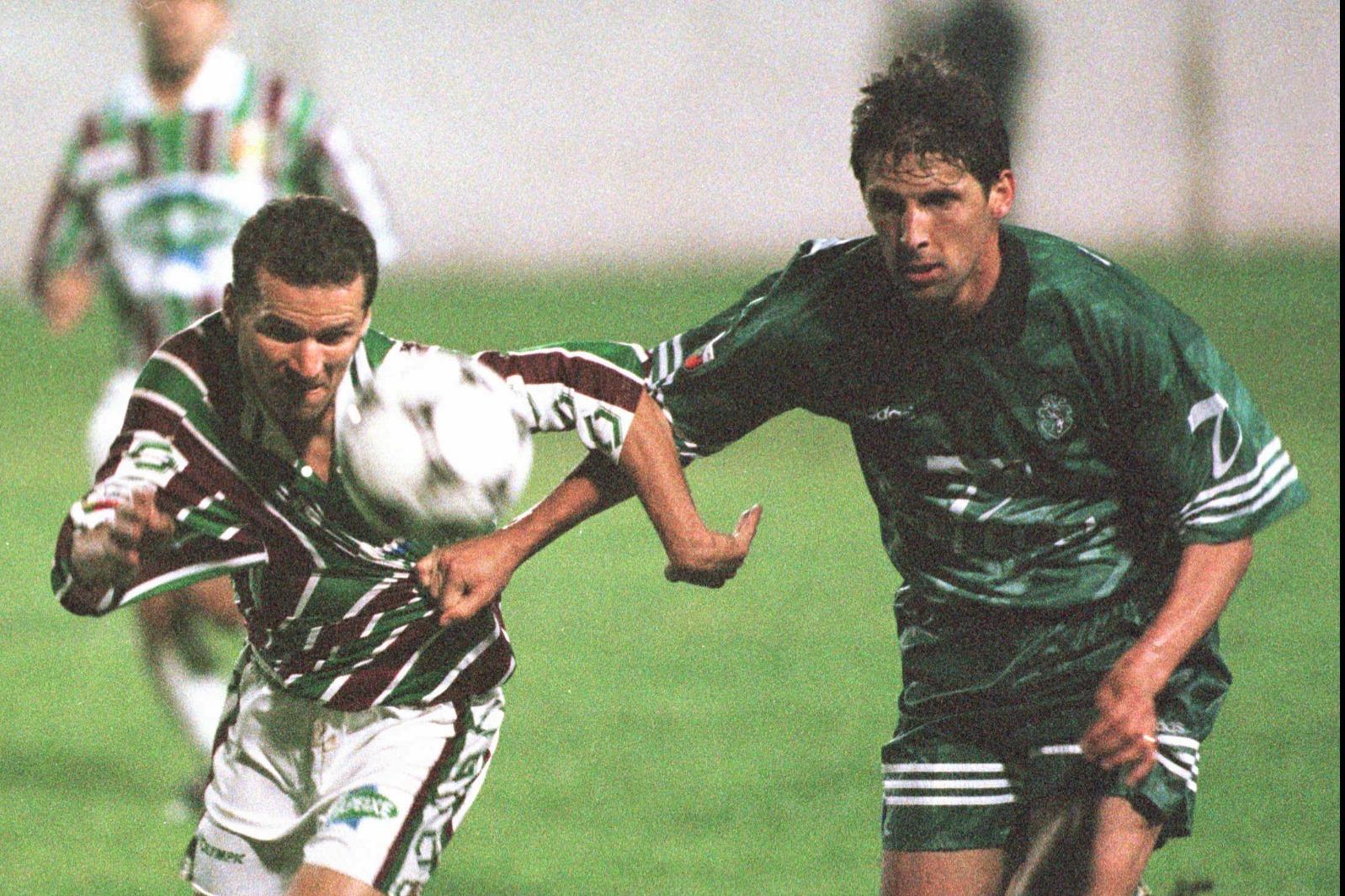 José Carlos (à esquerda) e Pedro Barbosa (à direita) no duelo entre Estrela da Amadora e Sporting, em 1997/1998 — Foto: A BOLA