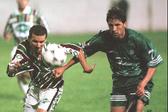 José Carlos (à esquerda) e Pedro Barbosa (à direita) no duelo entre Estrela da Amadora e Sporting, em 1997/1998 — Foto: A BOLA