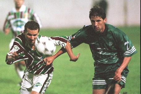 José Carlos (à esquerda) e Pedro Barbosa (à direita) no duelo entre Estrela da Amadora e Sporting, em 1997/1998 — Foto: A BOLA