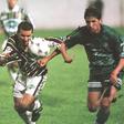 José Carlos (à esquerda) e Pedro Barbosa (à direita) no duelo entre Estrela da Amadora e Sporting, em 1997/1998 — Foto: A BOLA