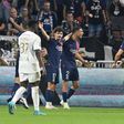 Com dois portugueses, PSG goleia em Lyon