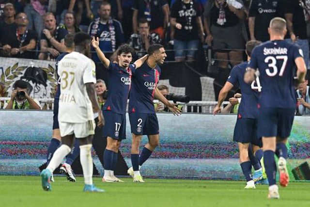 Com dois portugueses, PSG goleia em Lyon