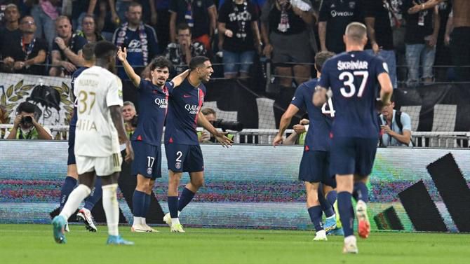 Com dois portugueses, PSG goleia em Lyon