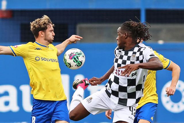 Boavista vence Estoril e assume liderança provisória