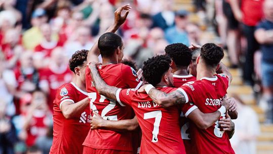 Luis Díaz e Darwin titulares na vitória do Liverpool; Wolverhampton derrotado