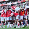 Arsenal vence Manchester United com golos ao cair do pano