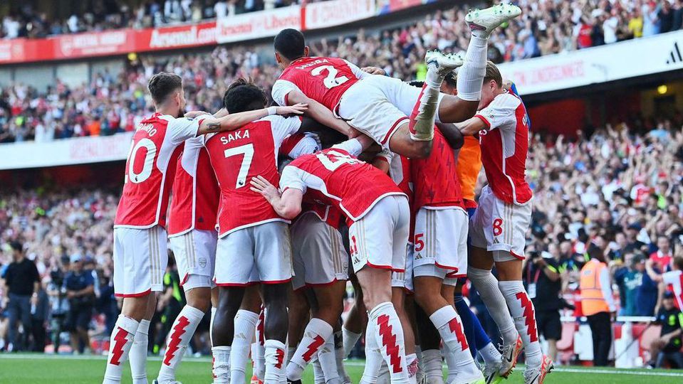 Arsenal vence Manchester United com golos ao cair do pano