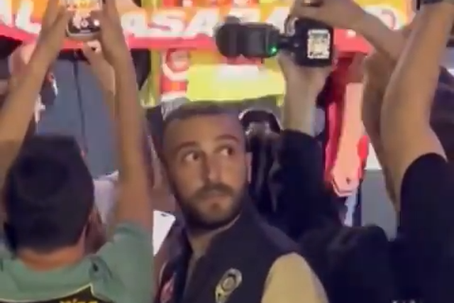 Ambiente louco na chegada de Osimhen a Istambul