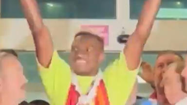 Ambiente louco na chegada de Osimhen a Istambul