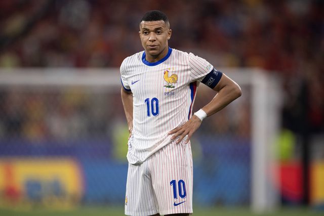 Após reclamar milhões, Mbappé reúne-se com PSG