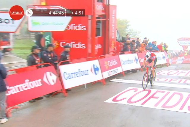 Ben O'Connor mantém camisola vermelha por cinco segundos