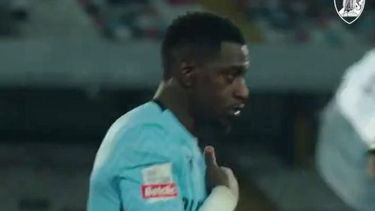 Bruno Varela usou microfone em jogo e foi este o resultado