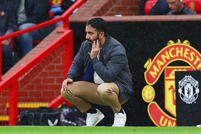 De cócoras, Ruben Amorim segue atentamente o Manchester United-Burnley, jogo da Premier League que os 'red devils' venceram por 3-2