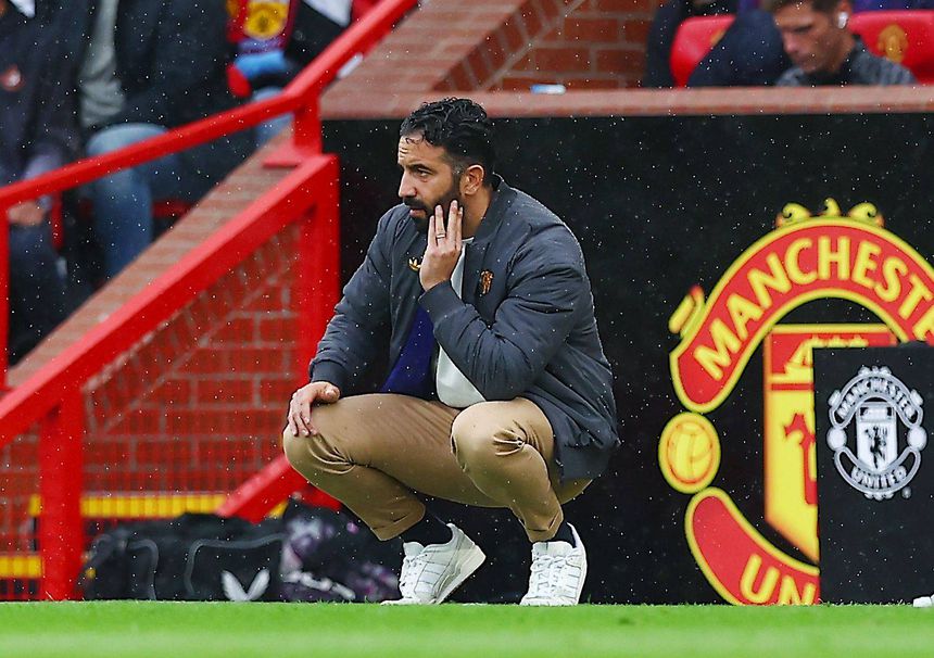 De cócoras, Ruben Amorim segue atentamente o Manchester United-Burnley, jogo da Premier League que os 'red devils' venceram por 3-2