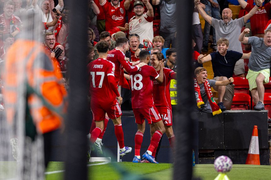 Festejos do Liverpool após o golo de Chiesa