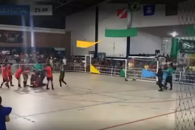 Guarda-redes brasileiro morre em plena quadra, após defender penálti