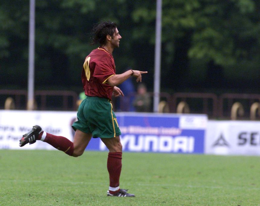 Rui Costa festeja o golo inaugural do Estónia-Portugal de 3 de setembro de 2000