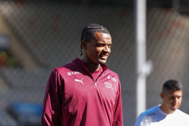 Akanji na concentração da seleção da Suíça