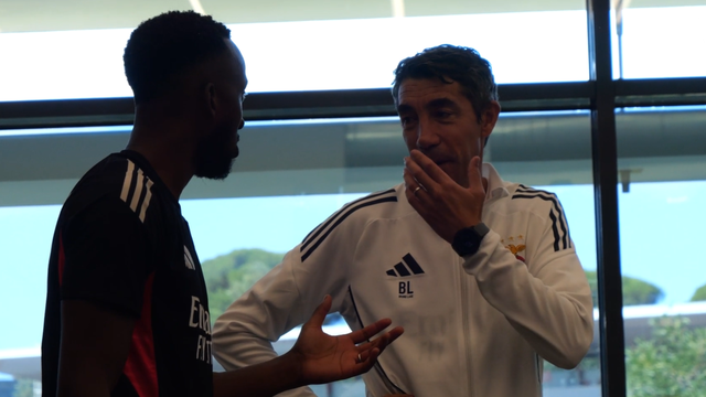 Bruno Lage ensina português a Lukebakio e 'avalia' cortes de cabelo