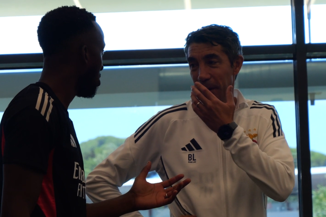 Bruno Lage ensina português a Lukebakio e 'avalia' cortes de cabelo