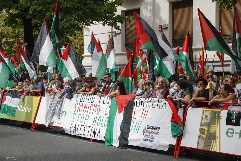 Membros da iniciativa Gernika Palestina protestam contra a participação da equipa Israel Premier Tech e em apoio aos palestinianos, durante a 11.ª etapa da Volta a Espanha em bicicleta, em Bilbau