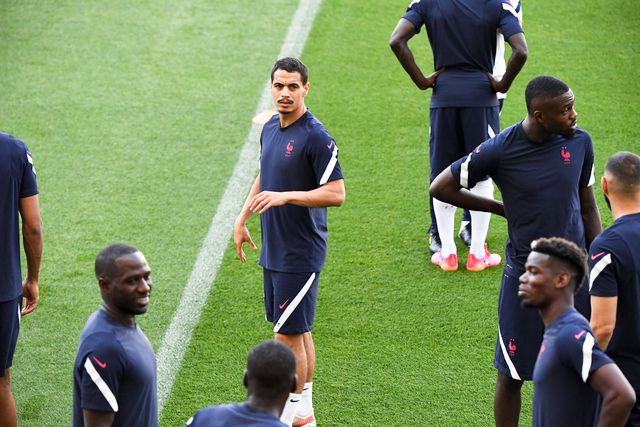 Futebolista condenado regressa à Europa e é oficialmente apresentado