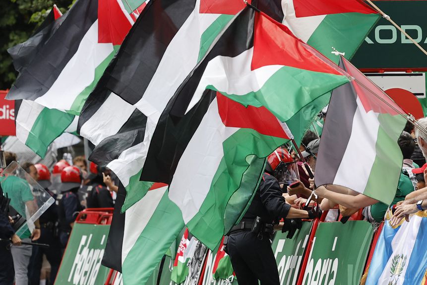 Membros da iniciativa Gernika Palestina protestam contra a participação da equipa Israel Premier Tech e em apoio aos palestinianos, durante a 11.ª etapa da Volta a Espanha em bicicleta, em Bilbau (Fotos: EPA)