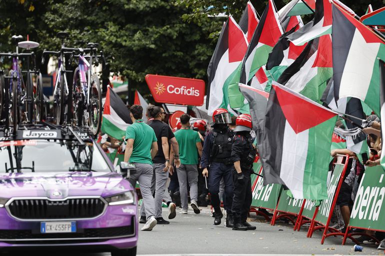Membros da iniciativa Gernika Palestina protestam contra a participação da equipa Israel Premier Tech e em apoio aos palestinianos, durante a 11.ª etapa da Volta a Espanha em bicicleta, em Bilbau