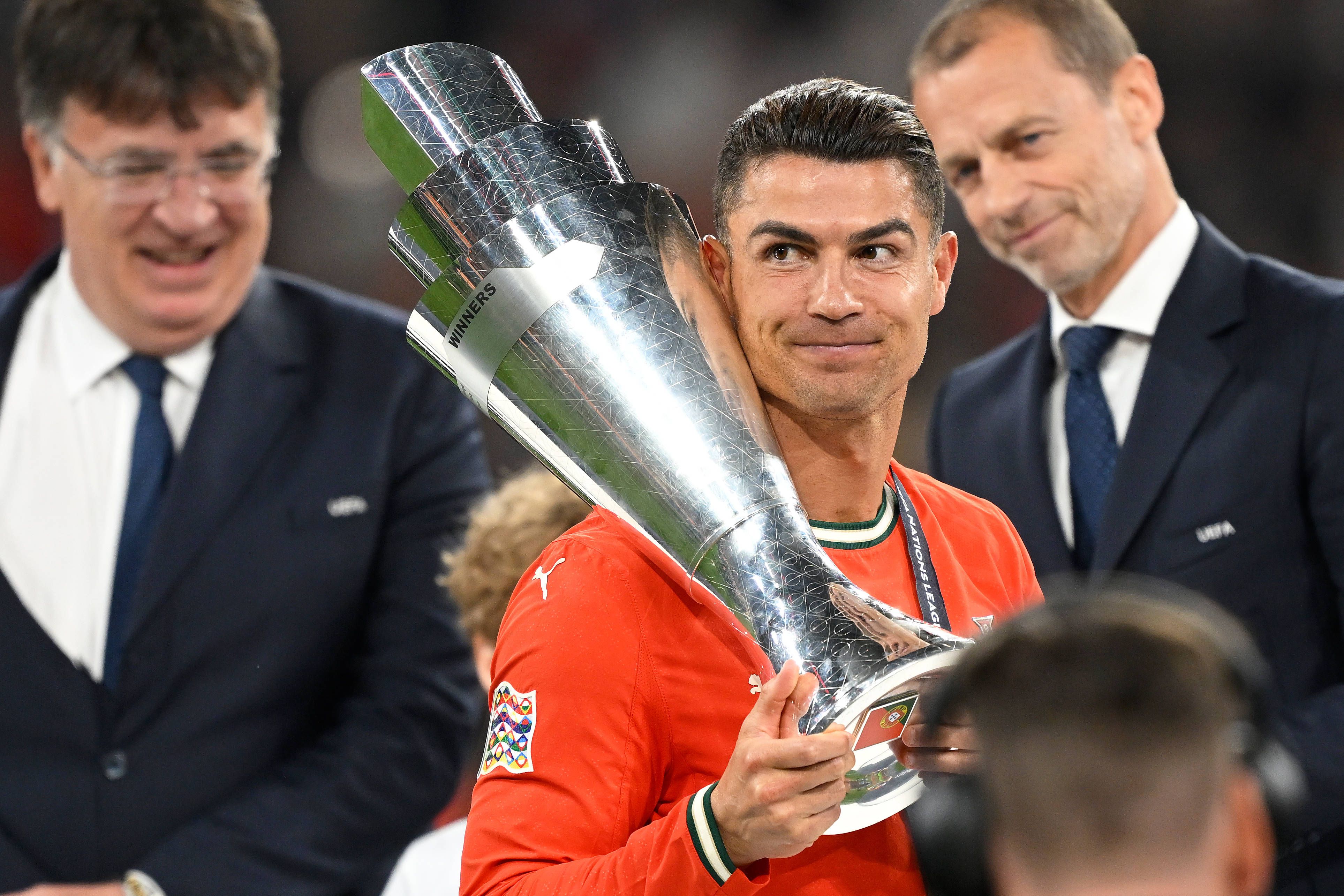Cristiano Ronaldo com a taça das Liga das Nações, em 2025 - Foto: IMAGO