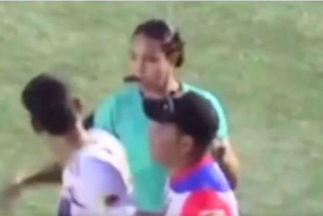 Vídeo: agrediu árbitra depois de ser expulso, mas bem se arrependeu 