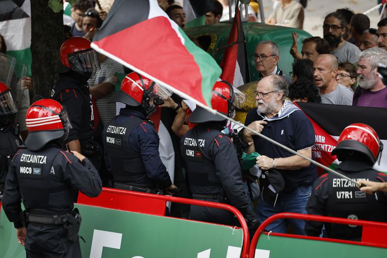 Membros da iniciativa Gernika Palestina protestam contra a participação da equipa Israel Premier Tech e em apoio aos palestinianos, durante a 11.ª etapa da Volta a Espanha em bicicleta, em Bilbau