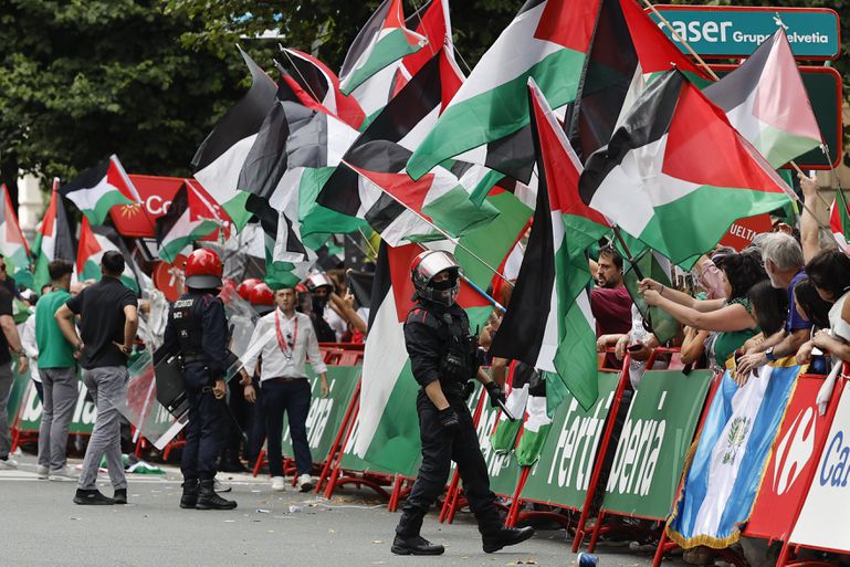 Membros da iniciativa Gernika Palestina protestam contra a participação da equipa Israel Premier Tech e em apoio aos palestinianos, durante a 11.ª etapa da Volta a Espanha em bicicleta, em Bilbau