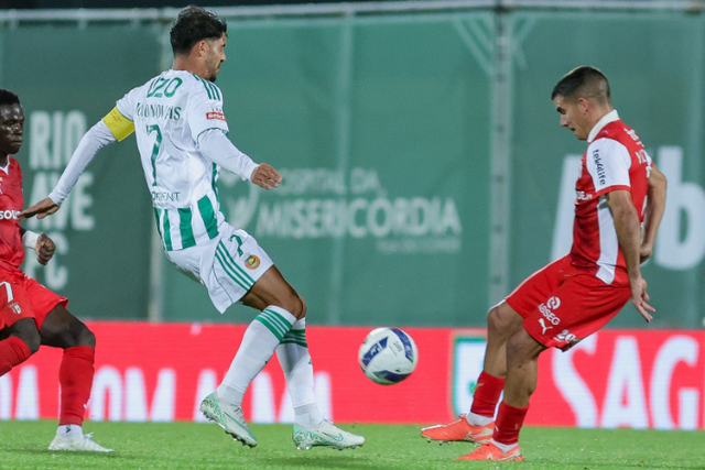 Médio já se despediu dos companheiros e ruma a mais uma aventura no estrangeiro (Foto: Rio Ave)