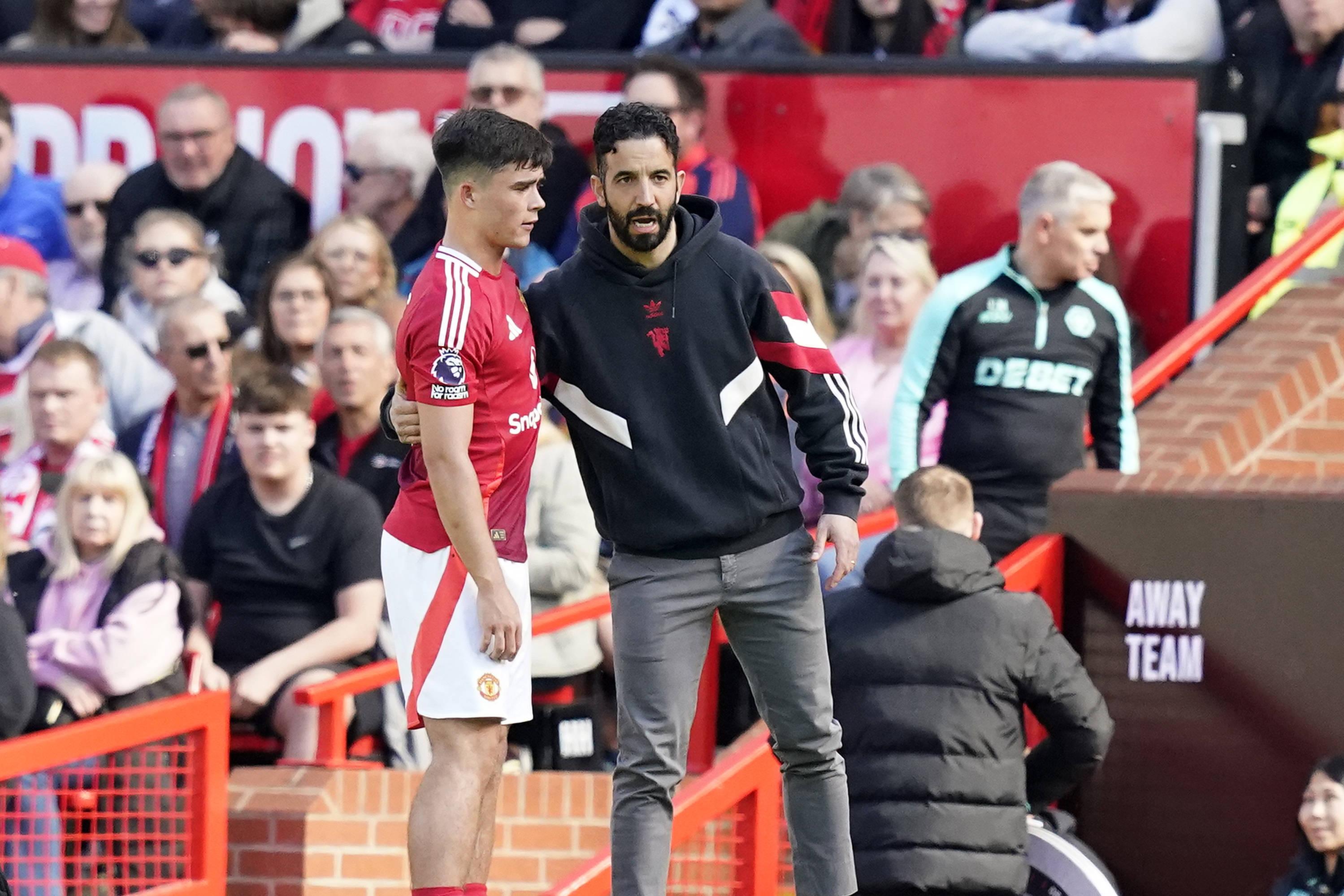 Ruben Amorim a dar instruções a Harry Amass no Manchester United
