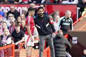 Ruben Amorim a dar instruções a Harry Amass no Manchester United