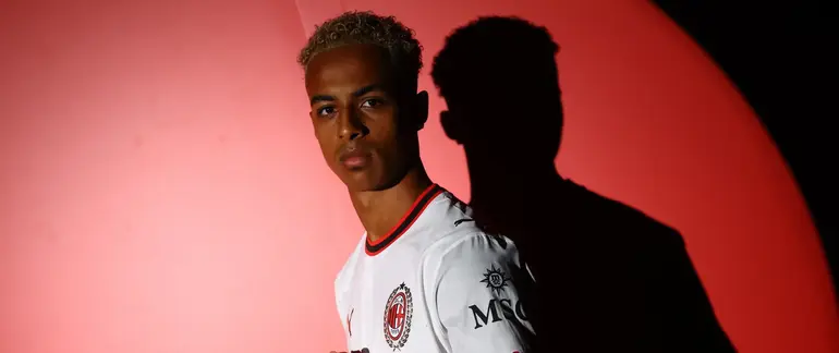 Omari Hutchinson, cedido pelo Nottingham Forest, custou €4,2 M pelo empréstimo
