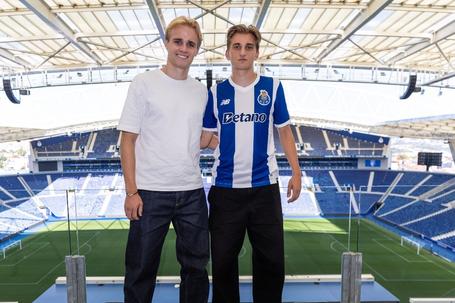 Froholdt apadrinhou apresentação do irmão, Hjalte — Foto: FC Porto