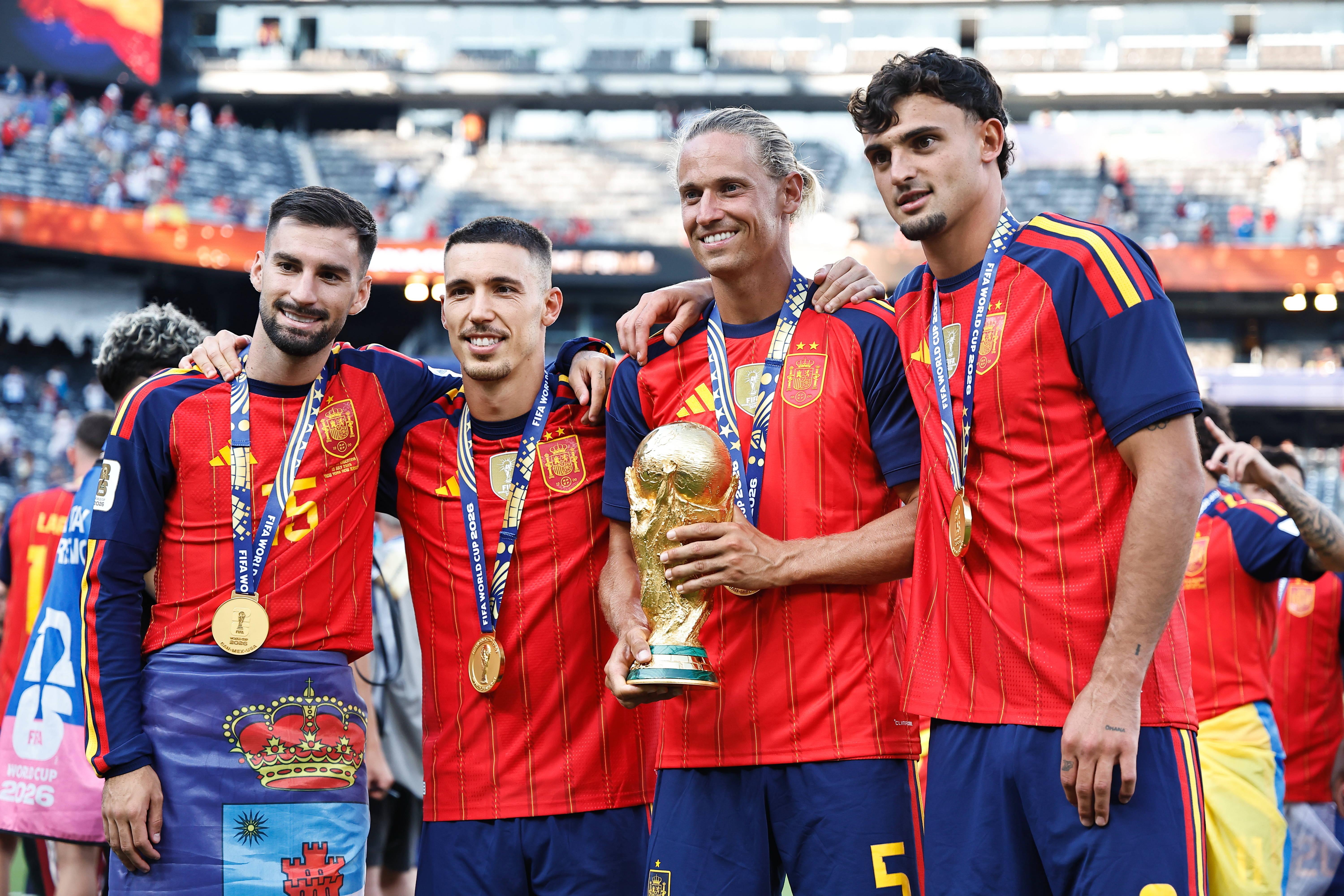 Marcos Llorente ao lado dos colegas do Atlético Madrid com o troféu de campeão do mundo
