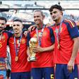 Marcos Llorente ao lado dos colegas do Atlético Madrid com o troféu de campeão do mundo