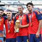 Marcos Llorente ao lado dos colegas do Atlético Madrid com o troféu de campeão do mundo